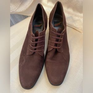 Women’s Aerosoles brown suede slip on heels size 9B